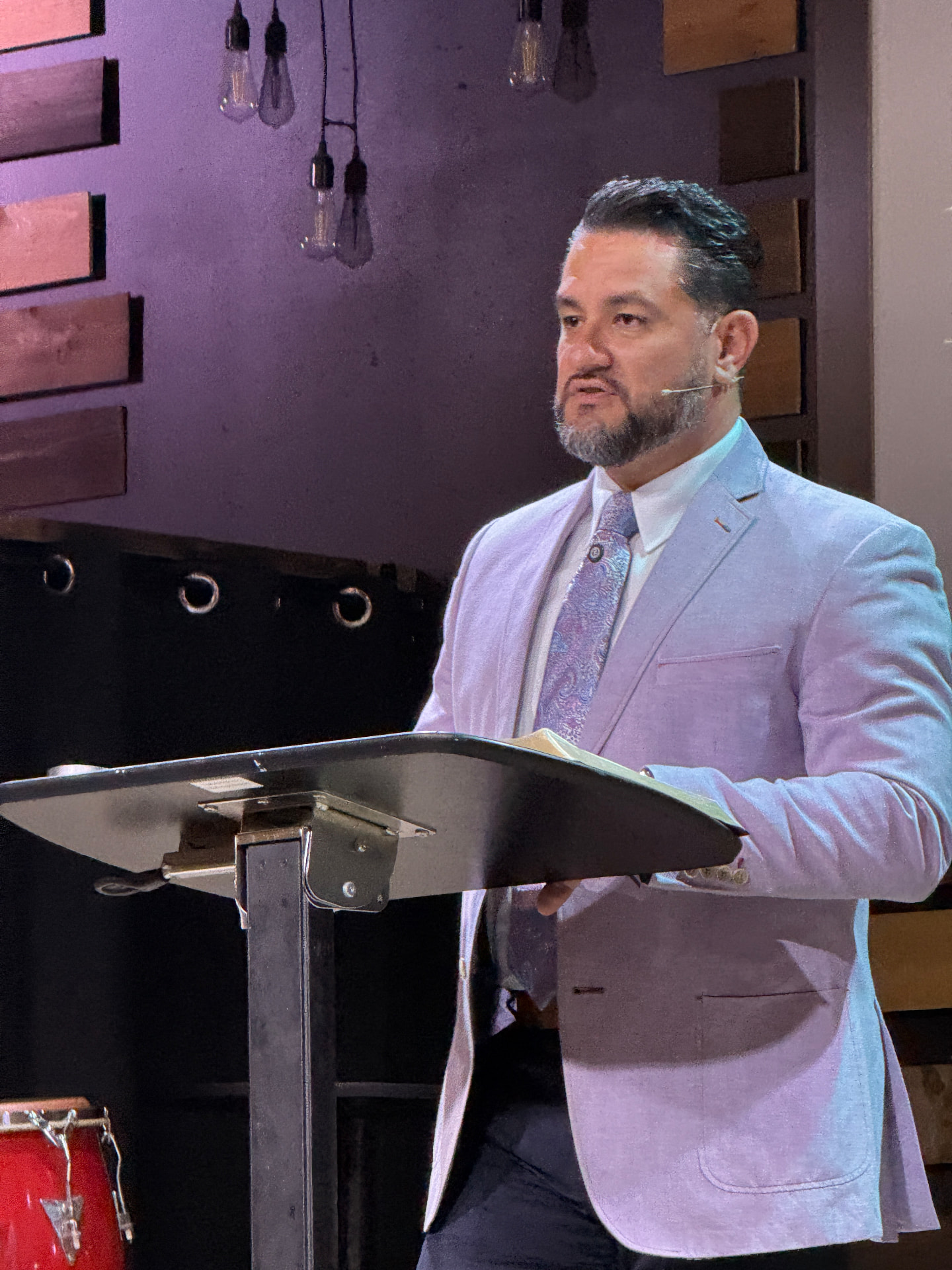 Pastor Edgar Josué Nazario predicando